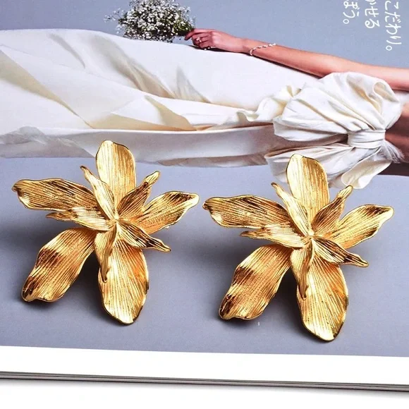 New Zara gold metal flower earrings 🌸 - Picture 3 of 4